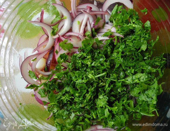 Сначала приготовим заправку: сок апельсина смешаем с оливковым маслом.
Затем замаринуем в ней минут на 10 лук, нарезанный полукольцами (мне недавно крупно повезло - Леночка Широких угостила меня крымским луком, он очень вкусный, для салатов - лучший). Затем добавим мелко нарезанную петрушку.