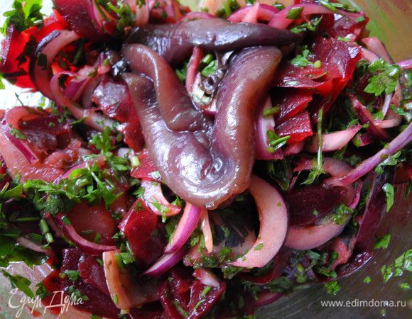 Отварную свеклу нарезать тонкими дольками (я порезала ножом для шинковки капусты, получились лепесточки). 
Филе сельди порежем полосками шириной 1,5 см.
Затем смешиваем всю эту красоту. Посыпаем сверху черным молотым перцем. Идеально, если салат немного постоит в холодном месте, минут 10 достаточно. Я очень большой любитель селедки и свеклы и мне этот салат понравился невероятно. Теперь у "шубы" остается всё меньше и меньше шансов, ну, если только попасть на праздничный стол:)) 