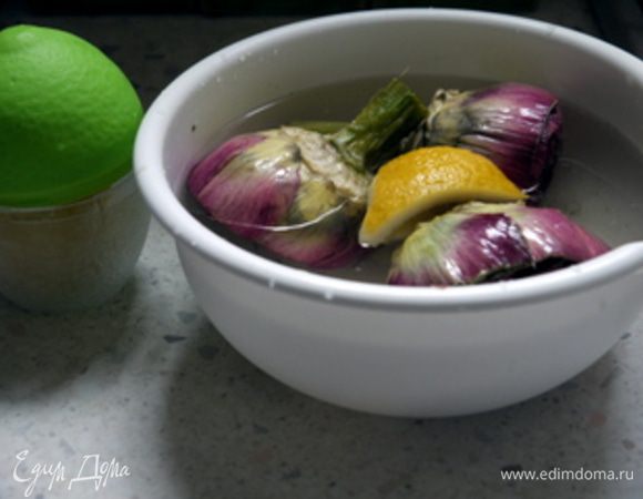 Опустить артишоки с воду с лимоном.