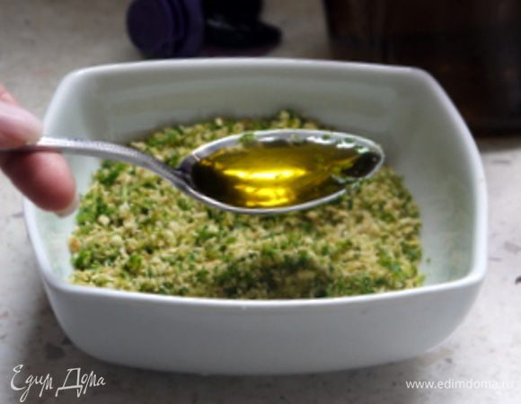 Добавить панировочные сухари и оливковое масло