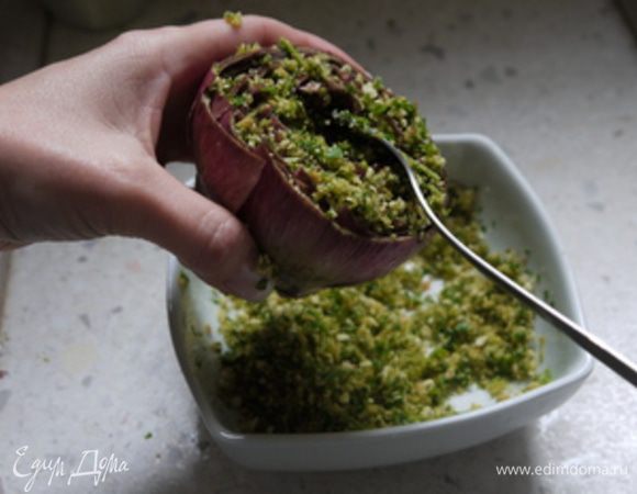 С помощью чайной ложки наполнить полученной смесью  артишоки в серединке и между листьев.