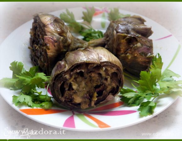 Тушить артишоки под крышкой на слабом огне около 40 минут. Подать с соусом, образовавшимся при тушении.