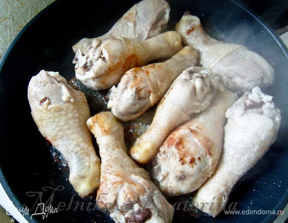 Ножки промыть, просушить. Выложить на сковороду и обжаривать до золотистой корочки. Выложить на тарелку. 