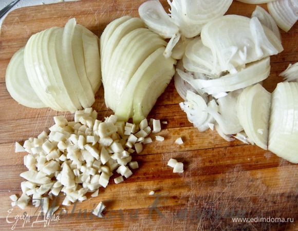 Нарезать лук полукольцами. Чеснок мелко порубить. 