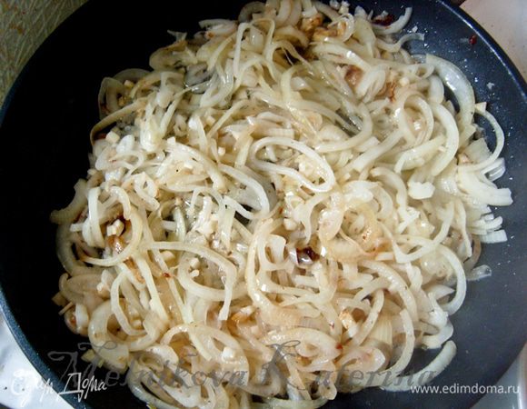 На ту же сковороду выложить лук с чесноком и тушить около 4-х минут. Добавить муку, соль, перец, лавровый лист. Тщательно все перемешать и тушить еще 1 минуту. 