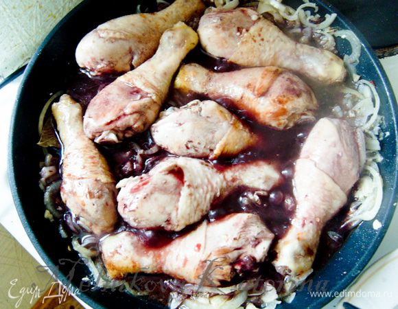 Выложить к луку ножки. Залить все вином, накрыть крышкой и тушить на медленном огне 1 час. 