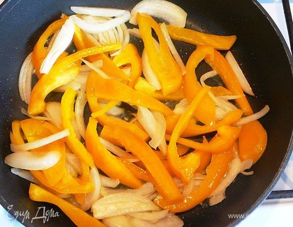 Овощи быстро обжарить на растительном масле с добавлением масла кунжутного и чеснока.