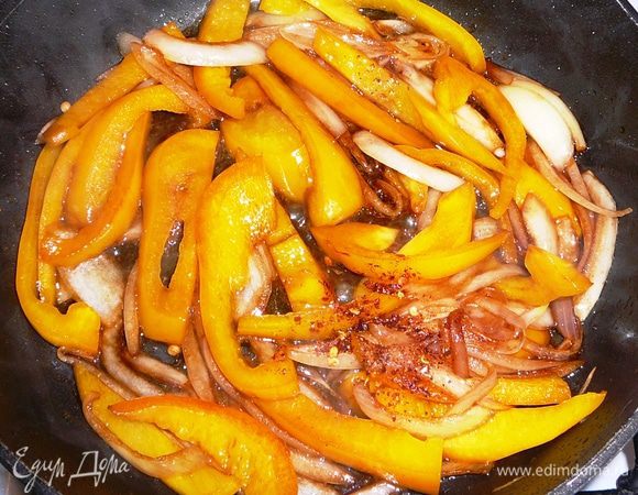 Добавить соевый соус и красный жгучий перец.