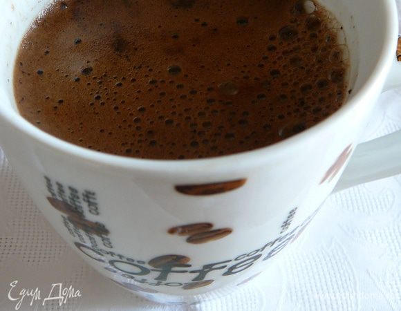 Сварить кофе из 250 г воды и 2 ст.л. свежемолотого кофе. Охладить.