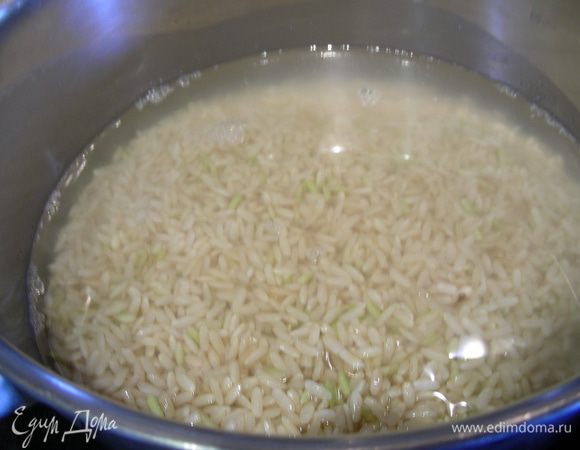 Приготовим рисовую кашу. Рис промываем, заливаем его водой и готовим некоторое время (минут 7-10), затем добавляем молоко и варим до готовности, помешиваем. Даем остыть.
