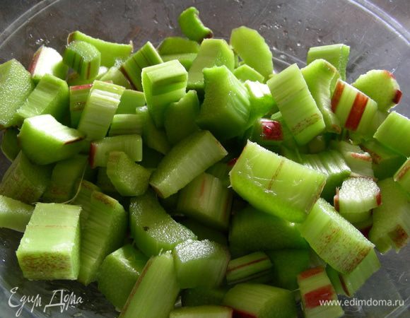Ревень режем небольшими кусочками, засыпаем его парой ложек сахара, оставляем на часок. Затем перекладываем его в кастрюлю и готовим на среднем огне минут 5-7 до мягкости (только совсем в кашу превращать не стоит).


