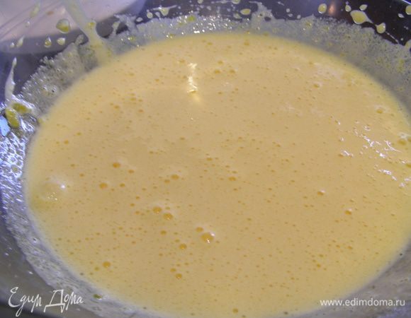 Желтки взбиваем с сахаром (я добавила грамм 100, еще 50 в белки).
