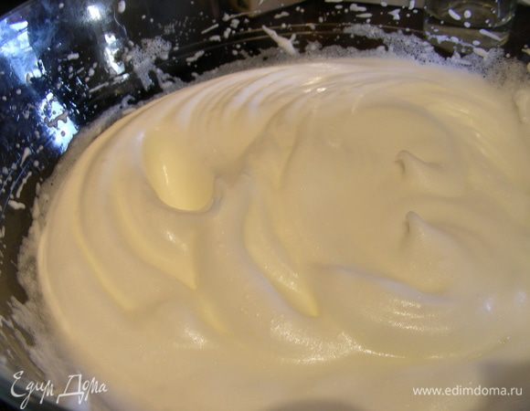 Отдельно взбиваем белки в густую пену, ближе к концу добавляем сахар (количество по вкусу, у меня 50г). 
