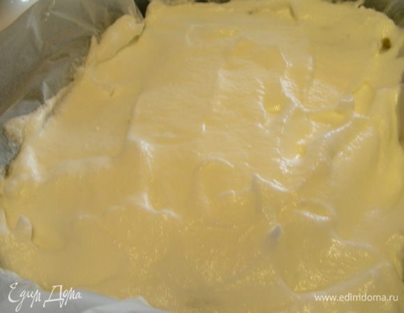 Сверху распределяем взбитые белки. Ставим в духовку 180гр минут на 30 до золотистого цвета меренги. Если начнет сильно загорать, то накрыть фольгой. У меня духовка очень жарит, поэтому я сначала готовила при 160 гр, минут 15, затем при 120 еще минут 15.
