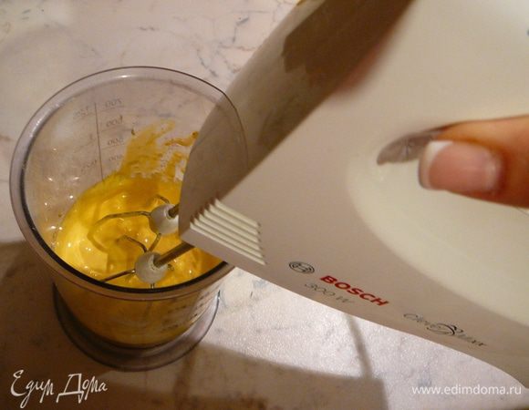 Желтки растереть с сахарной пудрой добела. Я делаю это при помощи миксера.