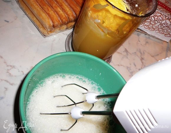 Белки взбить с щепоткой соли.