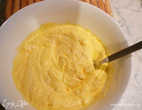 Постепенно смешать все ингредиенты, добавить ваниль. Поставить на время в холодильник.
