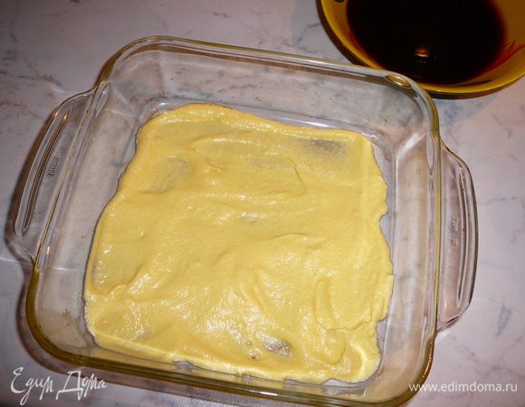 Достать смесь из холодильника, дно формы покрыть тонким слоем крема.