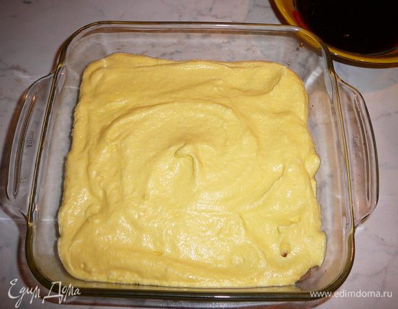 Смазать сверху кремом.