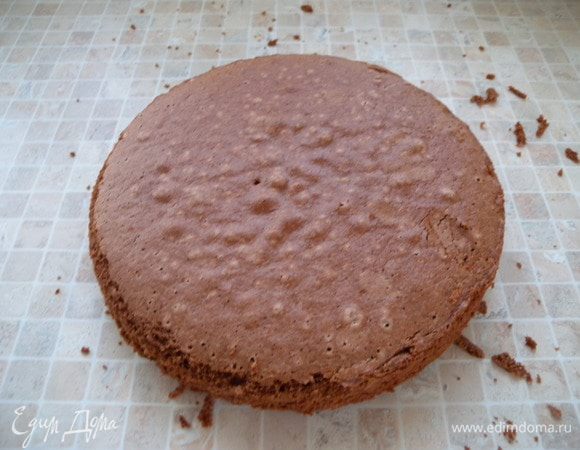 Бисквит http://www.edimdoma.ru/retsepty/38569-biskvit-na-kipyatke-belyy от Зоремы. Взбить яйца с сахаром. Добавить муку, просеянную с розрыхлителем и какао. Потом ввести масло и кипяток. Выпекаем. Остужаем. 