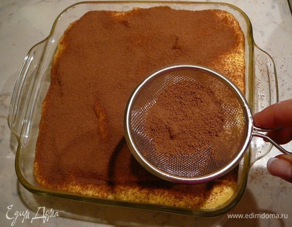 Сверху посыпать какао-порошком, чтобы не было просветов. Это удобно делать через ситечко. На какао натереть шоколад.