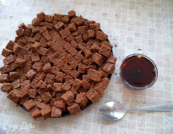 Режем на кубики 3Х3 см. Сложить в один слой и пропитать. 