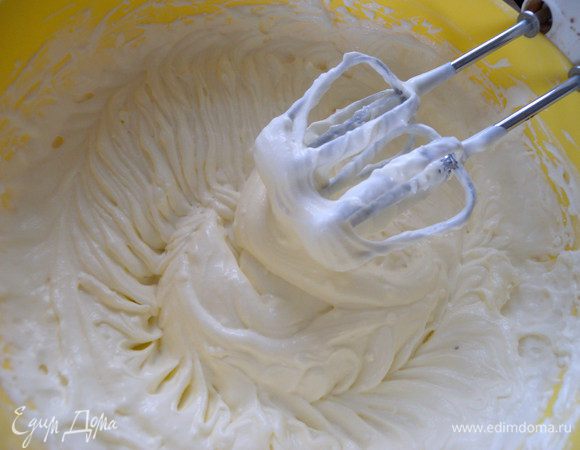Взбить сметану с сахаром и ванилином. Сметану брать пожирнее, чтобы крем был достаточно густым. Можно воспользоваться порошком "сметанфикс".  