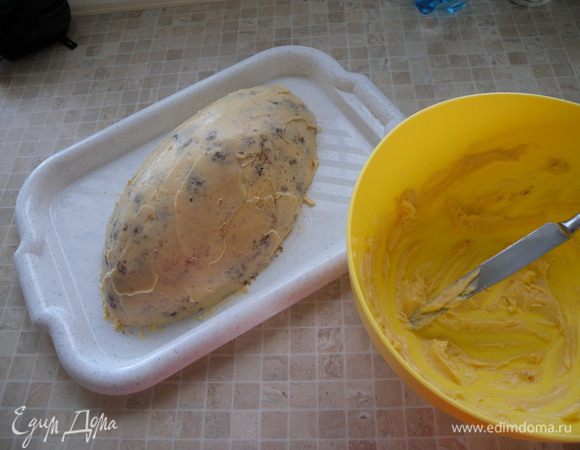 Готовим масляный крем. Взбить масло и сгущенку. Промазать "рыбу". Отправить в холодильник до застывания масляного крема. Я иногда ставлю на 5 минут в морозилку. 