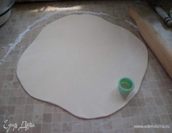 Раскатать мастику и вырезать "чешуйки". Можно маленькой стопочкой. 