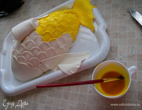 Разбавить в 2 х  ст л воды порошковый желтый (по инструкции) краситель и добавить кондурин золотой )около 0,5 ч л без верха). Покрасить рыбку. 