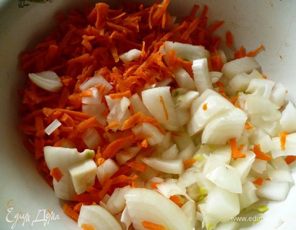 Лук нарежьте кубиком и натрите морковь на крупной терке.