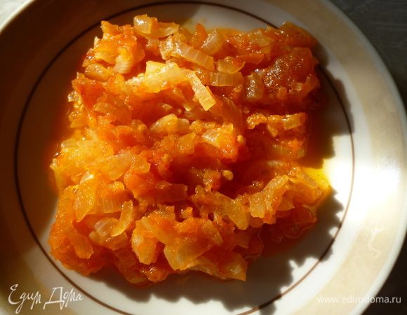 Спассеруйте лук и морковь на растительном масле до прозрачности, охладите.
