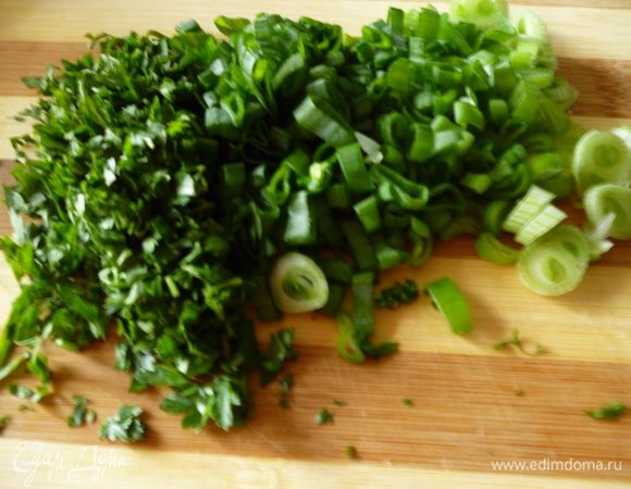 Зелень мелко нарежьте.