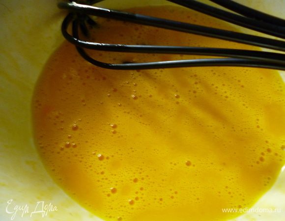 Яйца слегка взбейте.