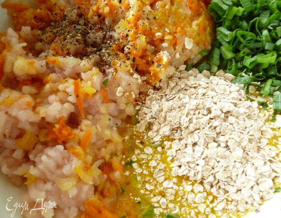 Пропустите через мясорубку рыбное филе и спассерованные лук и морковь. Добавьте яичную смесь, зелень, овсяные хлопья, посолите и поперчите (я добавляю смесь перцев).