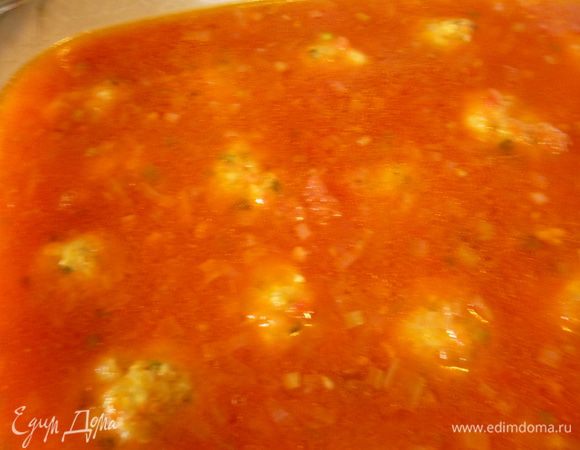 Из фарша сформируйте шарики величиной с куриное яйцо, немного отбейте на руке, чтобы они были плотные. Выложите в форму или противень. У меня получилось 15 штук. Затем влейте соус. Он должен закрыть тефтели почти полностью. Добавьте кусочек лаврового листа (по желанию).