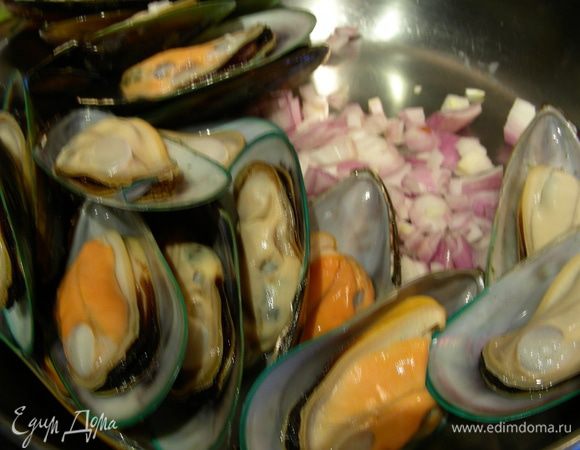 Тщательно промываем моллюсков или мидии. 1 луковицу-шалот мелко режем. Выкладываем ее и мидии в кастрюлю, вливаем белое вино или шампанское (100мл и более; чем больше морепродуктов, тем больше вина) и готовим на среднем огне минут 15. Мидии сохраняем в тепле. Сок процеживаем и сохраняем.
