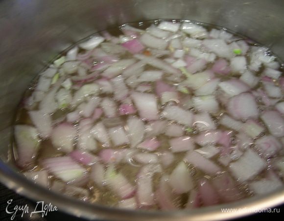 2ую луковицу тоже мелко режем, добавляем шампанское и увариваем на 2/3 (минут 15-20). 
