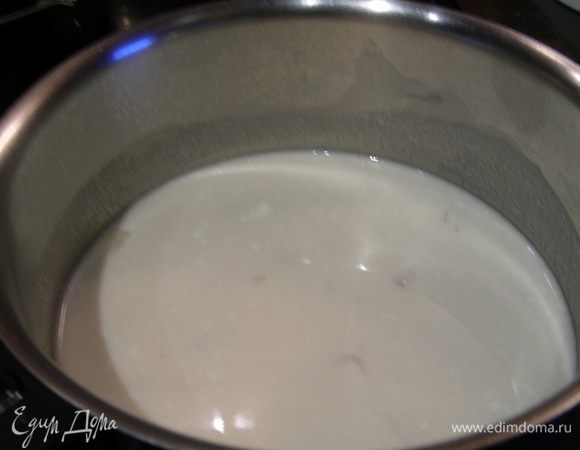 Смешиваем наше уваренное шампанское с соусом от мидий, еще немного увариваем. Добавляем сливки, медленно прогреваем (не сильно, чтобы сливки не свернулись). Солим. перчим по вкусу. Пропускаем через сито (я не стала). Соус готов.

