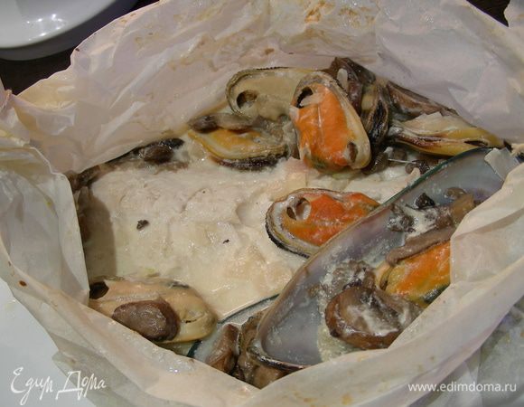 Подавать можно прямо в конвертиках. 

