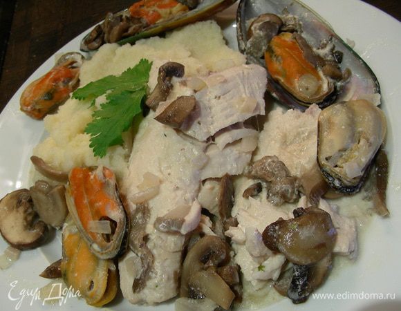 Или выложить блюдо на тарелку и подать с гарниром по Вашему вкусу,у меня сельдерейное пюре. Для него грамм 600 сельдерея отвариваю в пароварке, превращаю в пюре, добавив 1 ст.л. сливочного масла, 50-70 мл молока, 1 ст.л. сливок, мускатный орех. Приятного аппетита)))

