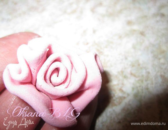 Немного смочив край полосочки, свернуть ее в цветочек, делая небольшие складочки.