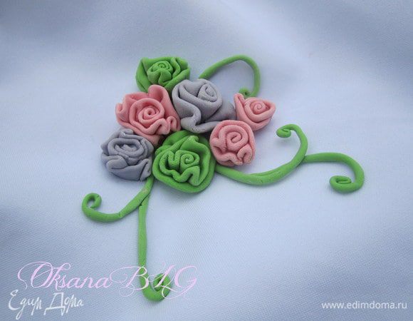 Вот такое украшение помет получится из простеньких цветочков.)