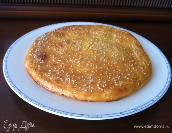 Кефир подогреть, дрожжи растереть с сахаром и смешать с кефиром. Добавить муку, соль, замесить тесто. Противень застелить пергаментом, выложить тесто в виде лепешки( около 1,5 см толщиной) и оставить минут на 20 подходить. Смазать лепешку яйцом и посыпать кунжутом. Поставить в духовку, разогретую до 220 градусов минут на 30 до золотистого цвета. Получается очень вкусный хлебушек! 
