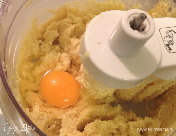 Добавить яйца по одному, хорошо взбивая после каждого. Добавить ваниль и муку, перемешать на низкой скорости до однородного состояния.