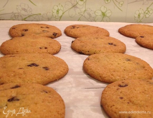 Выпекать до золотистого цвета в духовке, предварительно разогретой до 160-180 градусов Цельсия. В оригинальном рецепте указано 190 градусов, но у меня при этой температуре слишком быстро печенье запекалось по краям, оставаясь сыроватым в серединке. Духовки разные у всех, так что   советую первую партию делать небольшой, чтобы приспособиться.
