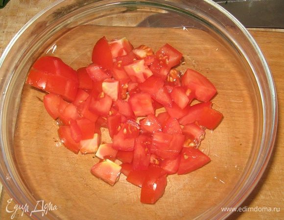 Сначала подготовительные работы. Потому как потом дело пойдет КРАЙНЕ быстро и нарезать будет некогда.
Помидоры - кубиками