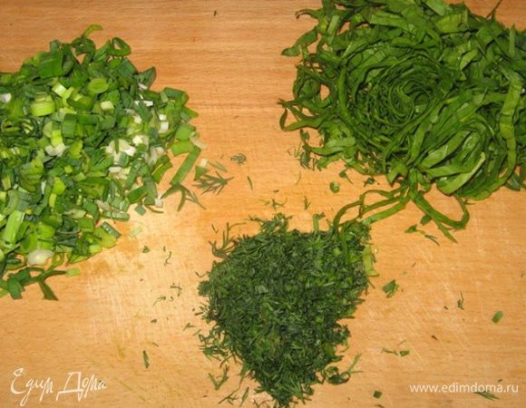 Укроп, шпинат и чеснок измельчаем
