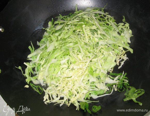 В вок высыпаем капусту и жарим ее помешивая (2 минуты в воке вполне достаточно).