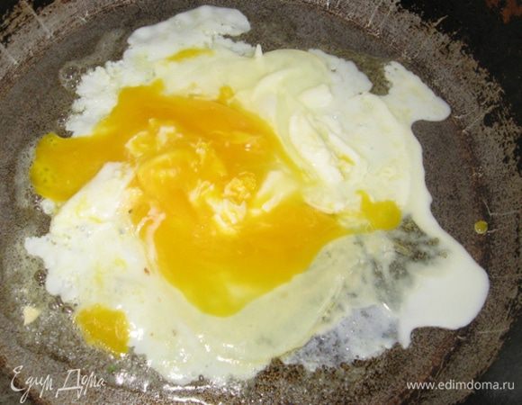 Одновременно жарим яичницу - болтунью